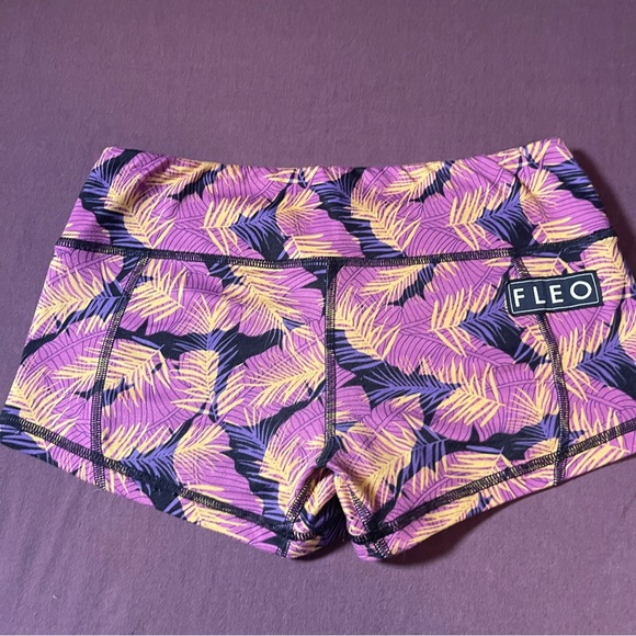 Fleo Tropical Feather 2.5" Booty Shorts Purple/Yellow - Size Small - Picture 6 of 7